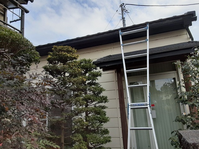 牛久市で屋根上トップライト交換と平板瓦の破損状態・調査のご依頼！